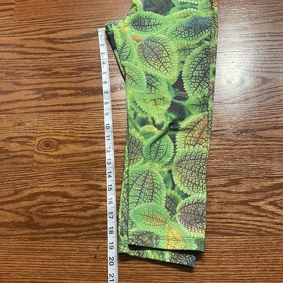 Om Shanti clothing vibrant green leaf vine Capri leggings size Small made in USA - Picture 6 of 7